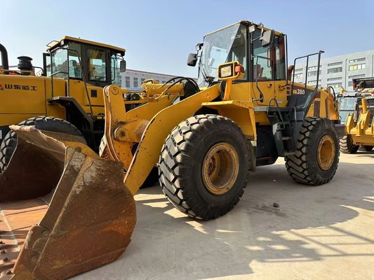 Gebruikte Komatsu WA380 6 wiellader Compact met hoge laadcapaciteit